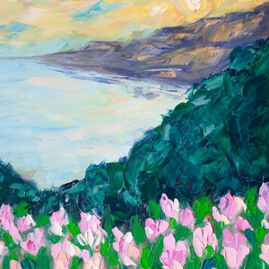 Puede incluir: Una pintura de un paisaje mar&iacute;timo con una costa rocosa y un campo de flores rosas en primer plano. El cielo es de un amarillo y azul suave, y el agua es de un azul claro.