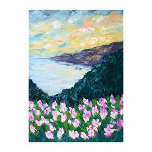 Puede incluir: Una pintura de un paisaje costero con un campo de flores rosas en primer plano. El oc&eacute;ano est&aacute; en el fondo con un acantilado rocoso y un cielo nublado.