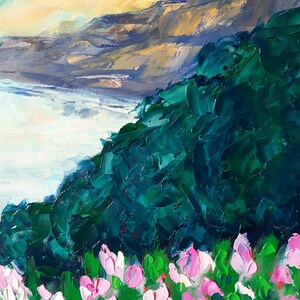 Puede incluir: Una pintura de un paisaje con una colina verde, flores rosas y un sol amarillo en el cielo.