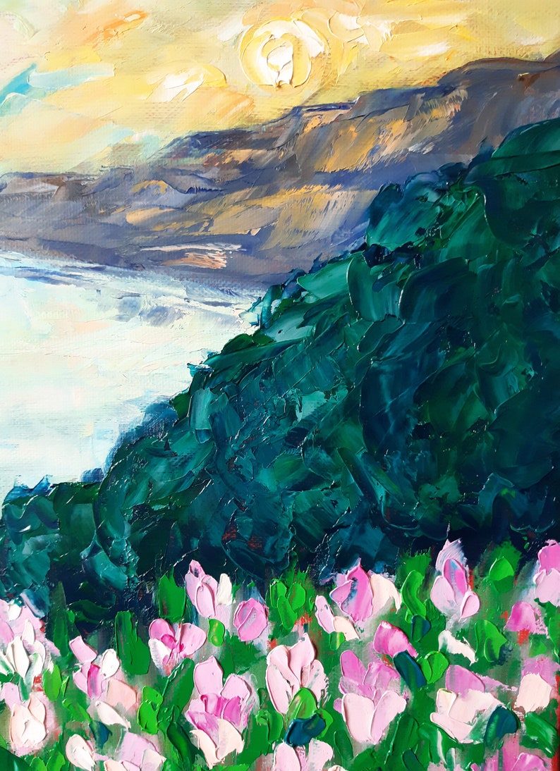 Puede incluir: Una pintura de un paisaje con una colina verde, flores rosas y un sol amarillo en el cielo.