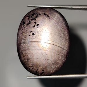 Svart stjärnsafir-cabochon: 12-strålars ädelsten, obehandlad (23,5×18×10 mm, 51,40 karat)