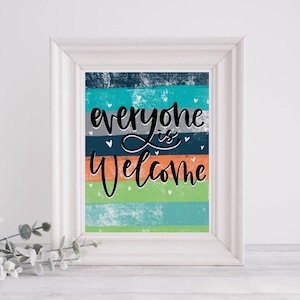 Puede incluir: Una impresión enmarcada con un fondo de rayas de colores y el texto "everyone is welcome" en letras negras.