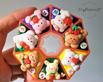 Handgemaakte pillendoos met dieren- en fruitmotief voor 7 dagen, geschikt voor wekelijks reizen.