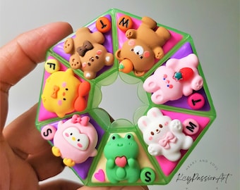 Organizador de pastillas de 7 días 'Cheerful Frens'/Caja para pastillas con diseño de animales kawaii