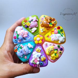 Portapillole XL da 7 giorni "Playful Garden Friends" am pm Portapillole, portapillole a 8 scomparti, portapillole dispenser per integratori vitaminici e medicinali
