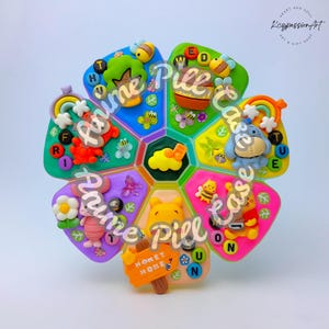 Organiseur de pilules XL pour 7 jours « Honey Bear & Friends », étui à pilules am pm, boîte à pilules à 8 compartiments, boîte à pilules pour médicaments et suppléments vitaminiques