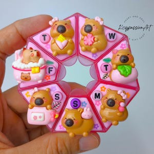 7-dniowy organizer na tabletki 'Sweet Capybara', urocze etui na tabletki, dozownik suplementów witaminowych, etui na tabletki, pudełko na tabletki na dzień i noc