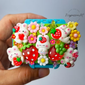 Pillendoosje met 3 rasters 'Strawberry Bunny Garden' Am Pm Pillendoosje, pillendoosje, pillendoosje, pillendoosje, dagelijkse dag- en nachtpillendoos