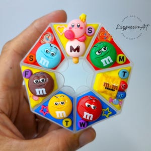 7 Day Pill Organizer &#39;KABI Loves M&M&#39; am pm Pill Box, For Medicine Vitamin Supplement Dispenser Pill Case, Day And Night Pill Box
