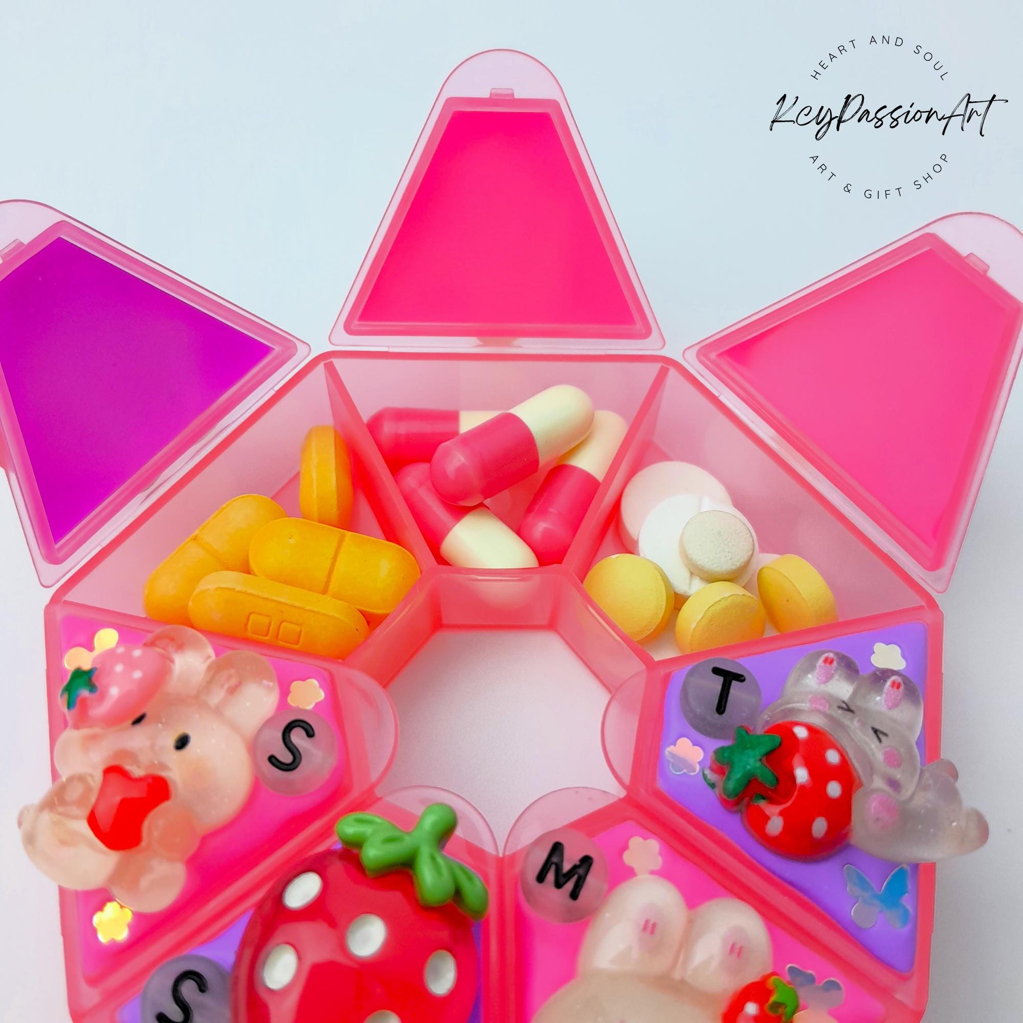ストロベリーバニー 7日間用ピルケース：かわいいピルボックス - Etsy 日本