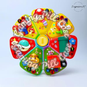 XL 7 Tage Pillenorganizer 'Klempner im Pilzreich' am Uhr Pillenbox, 8-Fach-Pillenbox, Medizin-Vitamin-Ergänzungsspender