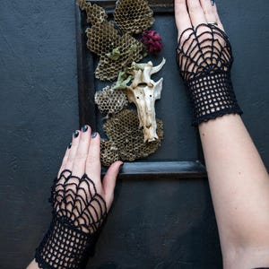 HÄKELMUSTER Spitze spooky Spinnennetz Armstulpen, Gothic fingerlose Handschuhe für Gothic Mädchen und Frauen, Alt Wear, Vampir Cosplay