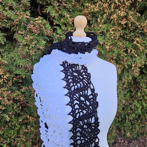 CROCHET PATTERN skulls scarf, creepy cute neck warmer for goth women, Halloween wear, lost souls inspired crochet photo tutorial