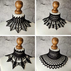 Op de afbeelding: Vier zwarte gehaakte kanten kragen op een mannequin. Elke kraag heeft een uniek ontwerp, waaronder spinnenweb- en bloempatronen. De handgemaakte accessoires worden gepresenteerd tegen een neutrale achtergrond.