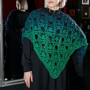 CROCHET PATTERN skulls shawl, creepy cute triangle scarf for goth girls, Halloween wear, lost souls inspired crochet tutorial