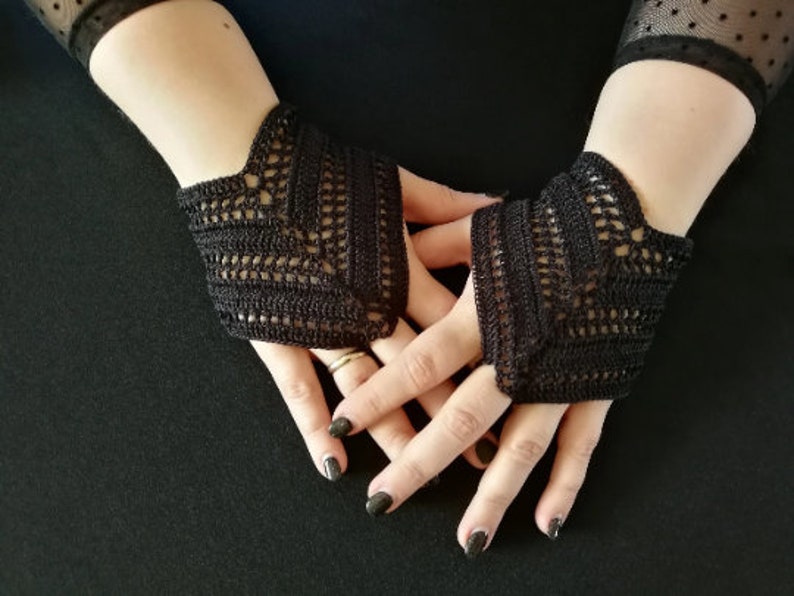 CROCHET PATTERN BUNDLE Black gothic crochet lace collar necklace, Goth crochet lace fingerless gloves image 2