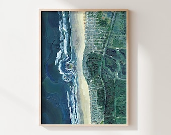 Può includere: Una vista aerea di una costa con una spiaggia e l'oceano. L'oceano è di un blu profondo con onde bianche. La spiaggia è di colore marrone chiaro. La terra è di colore verde scuro. L'immagine è incorniciata in una cornice di legno chiaro.