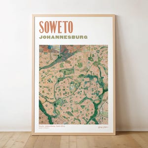 Könnte beinhalten: Ein gerahmter Druck mit einer detaillierten Karte von Soweto, Johannesburg, Südafrika. Das Kunstwerk zeigt eine Darstellung im Aquarellstil mit Braun-, Grün- und Beigetönen. Der Titel "SOWETO JOHANNESBURG" ist oben in einem warmen, erdigen Ton gedruckt.