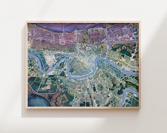 Può includere: Una fotografia aerea di New Orleans, Louisiana, che mostra la disposizione unica della città con un fiume sinuoso che la attraversa.