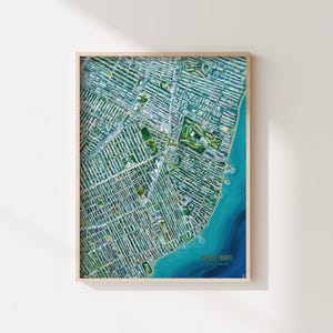 Könnte beinhalten: Ein farbenfroher Luftbildkarten-Druck von Grosse Pointe, Michigan. Die Karte zeigt die Straßen und Häuser in einem Gittermuster mit einem blauen Gewässer auf der rechten Seite der Karte.