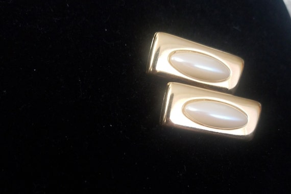 Vintage Givenchy modernist Pearl Clip earrings - image 3