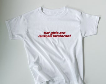 BESTICKT „Hot Girls Are Lactose Intolerant“, Baby-T-Shirt, personalisiertes Shirt, Geschenk für Sie, Y2K, 90er-Jahre-T-Shirt, personalisiertes T-Shirt
