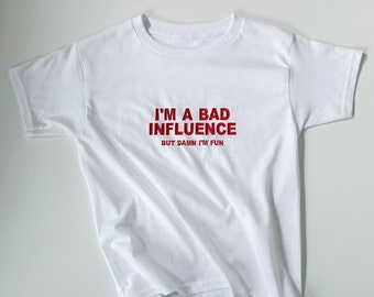 BESTICKTES 'Bad Influence', Baby T-Shirt, personalisiertes Shirt, Geschenk für sie, Y2K, 90er Jahre T-Shirt, personalisiertes T-Shirt