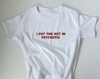 Bestickt 'I Put the Hot in Psychotic, Baby T-Shirt, personalisiertes Shirt, Geschenk für sie, Y2K 90er Jahre T-Shirt, personalisiertes T-Shirt