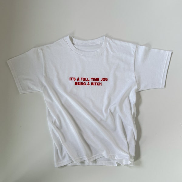 T-shirt brodé « C'est un travail à temps plein d'être une garce », t-shirt bébé, chemise personnalisée, cadeau pour elle, an 2000, t-shirt des années 90, t-shirt rigolo personnalisé