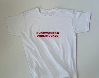 GEBORDUURDE 'Overworked & Underf**cked' tshirt, Baby Tee, Gepersonaliseerd shirt, Cadeau voor haar, Y2K, jaren '90 T-shirt, Gepersonaliseerd T-shirt