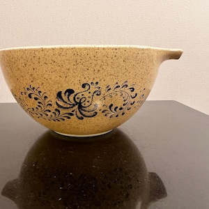 Vintage Americana Pyrex bowl