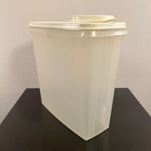 Tupperware cereal or snack container