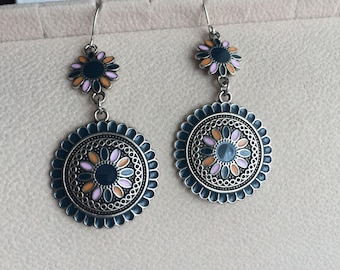 Boho geëmailleerde bloemoorbellen: bronszilveren hangsieraden