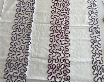 Tissu blanc froufrous violet brodé en poly coton 82x68 cm , tissu ameublement, coupons de tissu