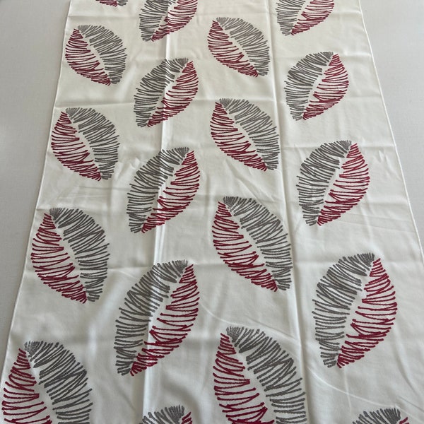 Tissu blanc feuilles brodées gris et rouge en polyester 93x69 cm , tissu brodé , tissu ameublement, coupons de tissu