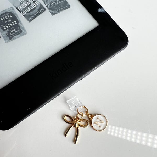 Charm para Kindle, Charm para tapón antipolvo, Charm para tapón de Kindle, Charm para tapón de Kindle, Regalos para amantes de la lectura, Merchandising para amantes de la lectura, Charm para tapón antipolvo de Kindle, Charm con inicial de Kindle