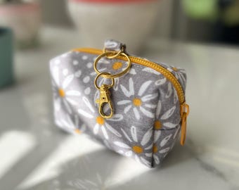 Monedero floral hecho a mano: bolsa de algodón con cremallera y llavero de muñeca