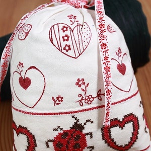 Zirbensäckchen weiß mit Handdruck und handgestickter Borte Marienkäfer