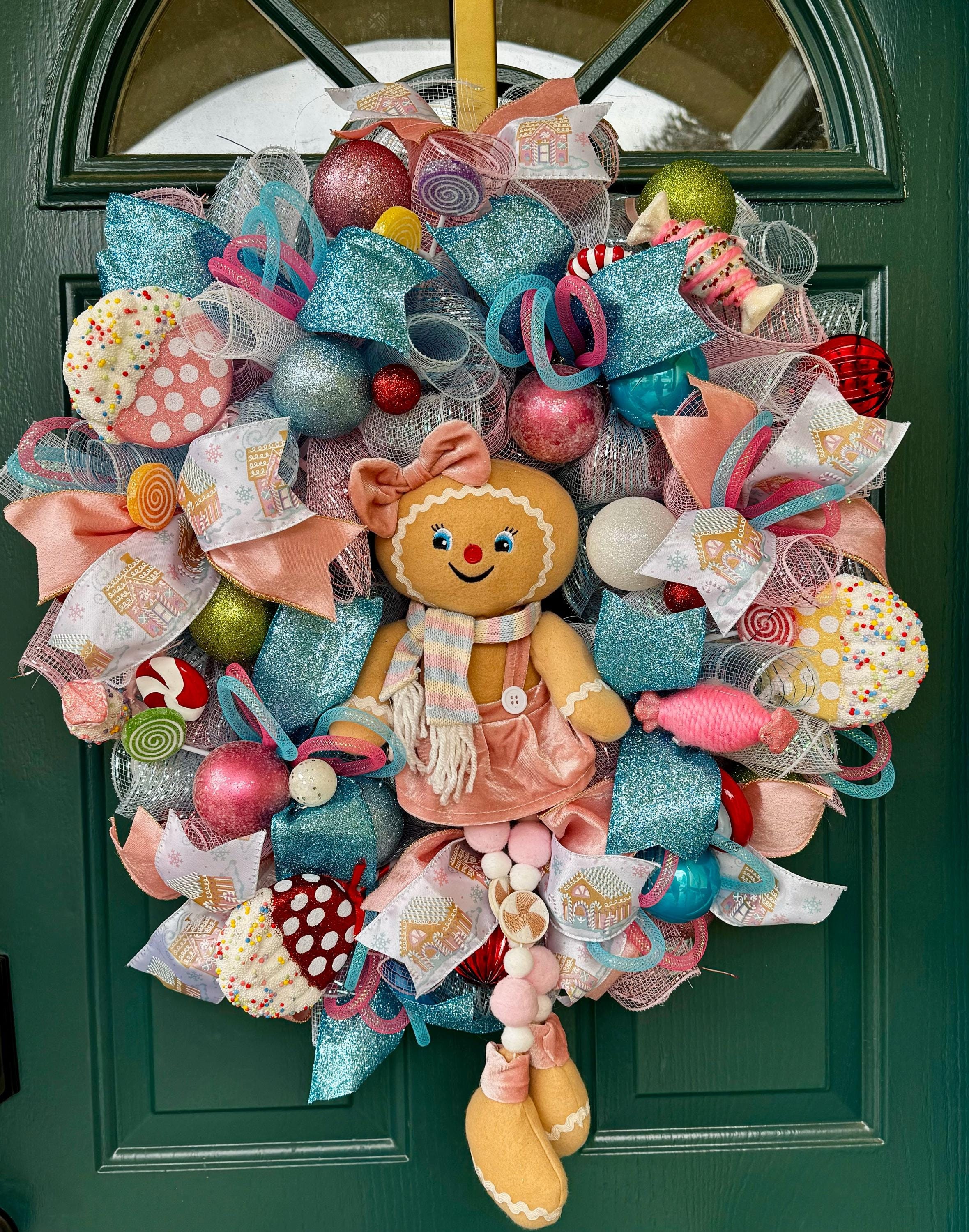 Corona de malla decorativa de pan de jengibre, decoración de pan de  jengibre, corona caprichosa, corona navideña, corona para puerta de  entrada, corona de dulces, niña de pan de jengibre - Etsy, image size:2359x2999