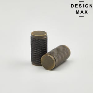 以下が含まれることがあります： テクスチャードダイヤモンドパターンを施したアンティークブラスのキャビネットノブ2個。