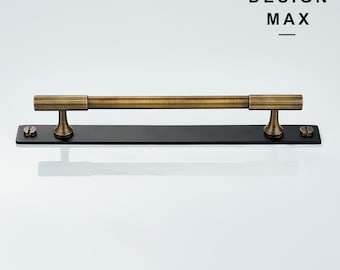 Maniglia per mobile in ottone anticato Marlowe con piastra posteriore nera