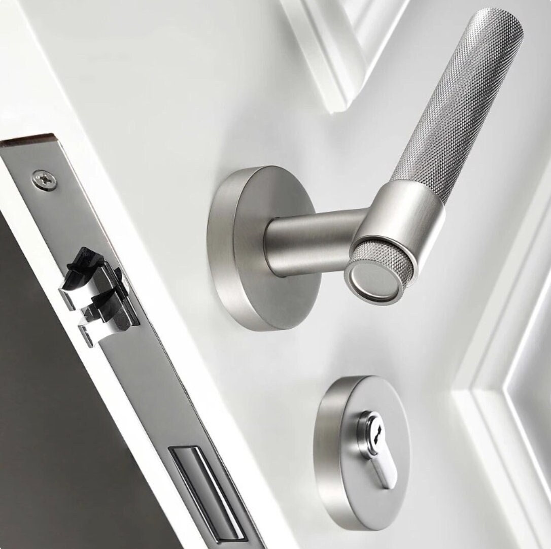  Cerradura de manija de puerta de aluminio espacial estilo  europeo dormitorio cerradura de puerta interior conjunto con llaves  tornillo accesorios de seguridad para el hogar negro : Herramientas y  Mejoras del
