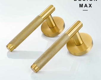 Set di maniglie per porte zigrinate in ottone satinato: ferramenta moderna per interni.