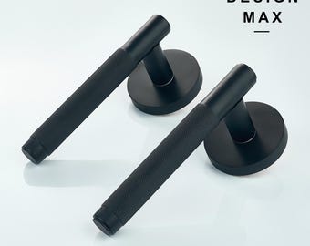 Set di maniglie per porte in ottone zigrinato nero opaco: accessori di lusso per interni.