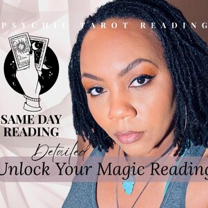 Puede incluir: Imagen de una mujer con cabello oscuro y una camiseta sin mangas gris. Superposición de texto que incluye "Psychic Tarot Reading", "Same Day Reading" y "Unlock Your Magic Reading". Un gráfico muestra una mano sosteniendo cartas del tarot.
