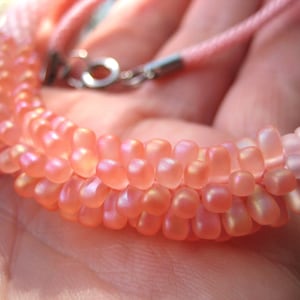 Kumihimo-Halskette aus japanischen Perlen Miyuki Long Drop Peach AB Mat und Rocailles Light Tea Rose AB Mat Geflochtenes Kumihimo-Juwel aus Perlen