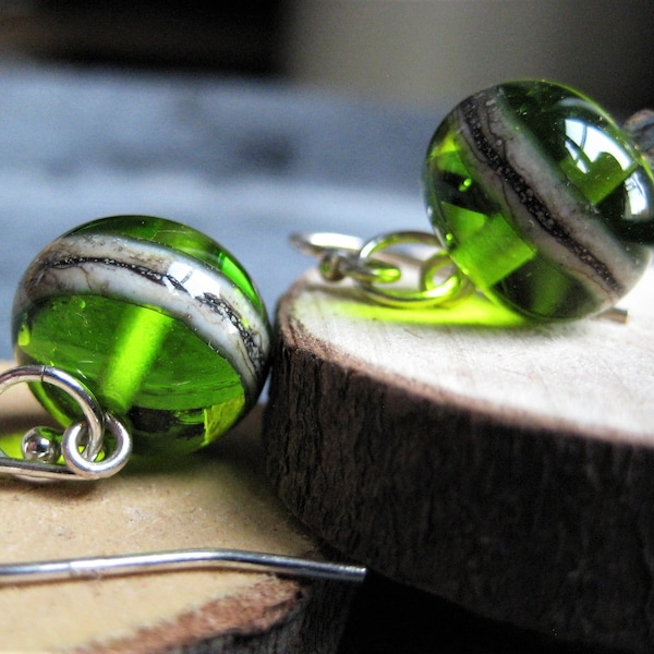 Boucles d'oreilles en verre filé au chalumeau et argent Petites perles vert pomme transparent en verre vénitien Lampwork bijoux d'oreilles