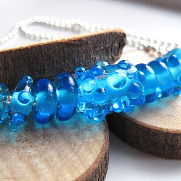 Collier-chaîne avec perles en verre de Murano filé au chalumeau Perles bleues en verre vénitien Bijou minimaliste Bijou estival pour femme