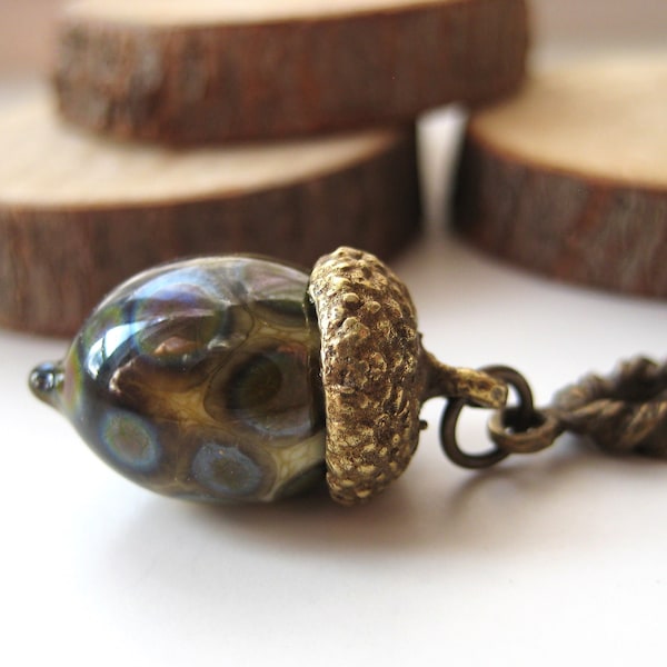 Pendentif gland de chêne en verre filé au chalumeau Bijou bohème Gland de chêne en verre de Murano Perle en verre ivoire avec points irisés
