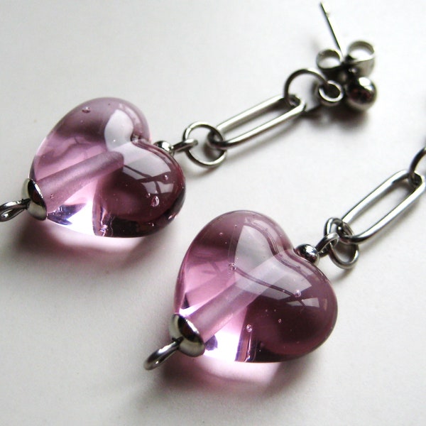 Clous d'oreilles avec coeur lilas transparent en verre filé au chalumeau Coeur en verre de Murano couleur améthyste clair Bijou romantique